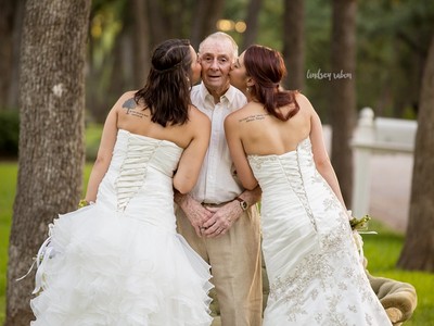 雙胞胎女兒穿婚紗，讓阿茲海默的他當一天幸福老爸