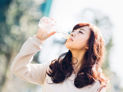 喝水的簡單動作竟藏玄機，拿水杯方式看你的個性！