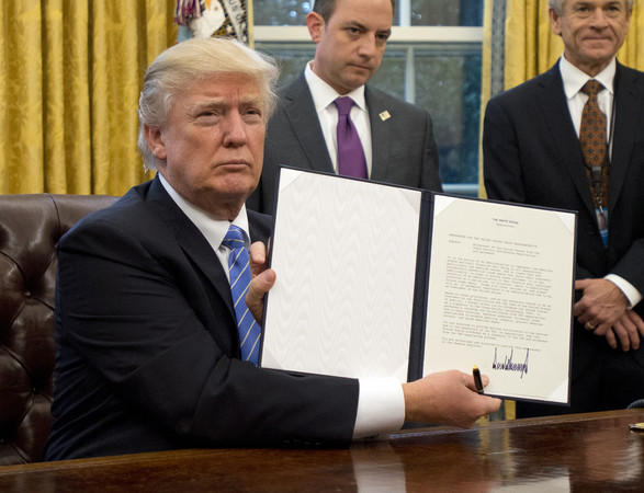 ▲川普於美東時間1月23日簽署行政命令，宣布美國永久退出TPP。（圖／達志影像／美聯社）