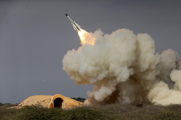 ▲伊朗於2016年年底軍演時發射遠程S-200導彈。（圖／達志影像／美聯社）
