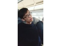 後來發現有一些比賽能夠參加就去報名，打下來的感覺也都還不錯；後來也不知道怎麼的，就順著成為了電競選手。