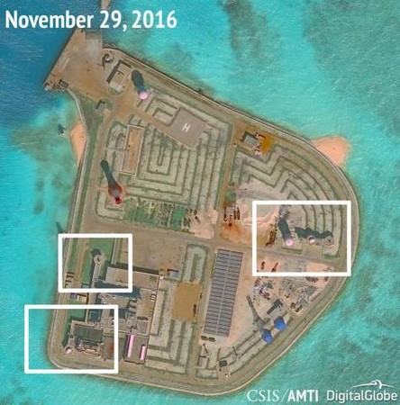 2016年11月29日所拍攝的赤瓜礁衛星圖，島上已經建起防空火炮和近距離武器系統。（圖／翻攝自AMTI）