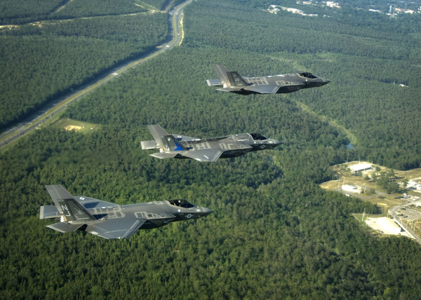 美軍三種型號的F-35列隊飛行，從上到下分別是F-35A、F-35B和F-35C。（圖／翻攝自維基百科）