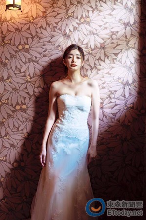 夏如芝最近在臉書PO出身穿白色婚照的照片，只見她頭上別著優雅的蝴蝶結與網紗，禮服上則是覆蓋著一層做工細緻的蕾絲。