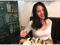 被網友稱為是「最兇百貨櫃姐」的林祐安。（圖／翻攝自IG）