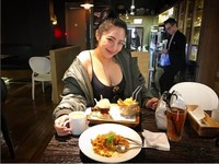 被網友稱為是「最兇百貨櫃姐」的林祐安。（圖／翻攝自IG）