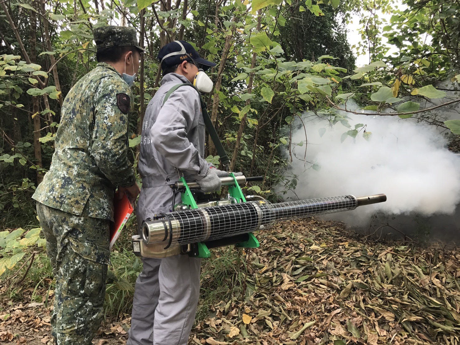 ▲台南市環保局辦理「106年度化學防治人員回訓」訓練,召回37區清潔隊化學防治人員208人,實地操練熟稔噴藥技巧。(圖/環保局提供)