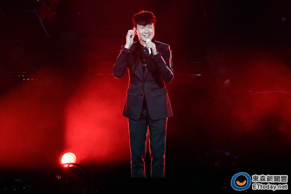 金曲歌王林俊傑是今晚表演嘉賓，選唱羅大佑的經典歌曲《滾滾紅塵》。