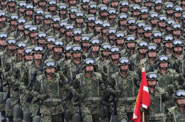 日本陸上自衛隊員參與2010年觀閱式。（圖／翻攝自維基百科）