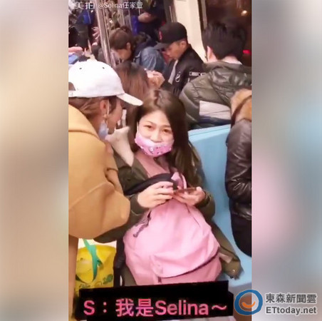 隨後Selina拉下口罩說「我是Selina」，讓女乘客整個人嚇到差點跳起來，馬上摀著臉小聲尖叫。