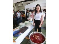 泰國這名辣妹穿細肩帶做菜而爆紅，被網友封「最辣老闆娘」，現在還跨足當模特兒。（圖／翻攝自臉書）