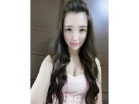 網路正妹入浴時露出深溝，讓網友直噴鼻血！而她的名字也十分特別，名叫「蔡瑛紋」。（圖／蔡瑛紋提供）