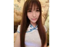 網路正妹入浴時露出深溝，讓網友直噴鼻血！而她的名字也十分特別，名叫「蔡瑛紋」。（圖／蔡瑛紋提供）