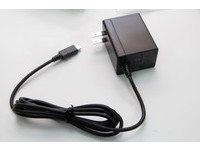 內附一條一般的HDMI線與圖中的充電線，可以看到已經採用USB Type-C的街頭。