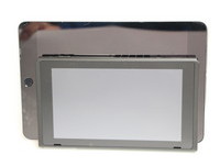 NS本體和IPad mini4比一比，可以看出NS比Ipad Mini還要小。