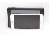 和Iphone 6 Plus比，可以看出只比Iphone大沒多少。