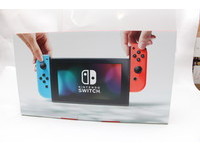 在外觀上，Nintendo Switch本體為239mmX102mmX13.9mm，重量約297公克。