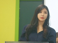 美女老師穿著套裝秀出美腿上課，網友們直呼：這要怎麼專心啦？（圖／翻攝自臉書和IG）