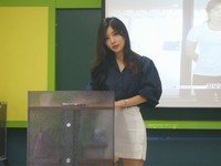 美女老師穿著套裝秀出美腿上課，網友們直呼：這要怎麼專心啦？（圖／翻攝自臉書和IG）