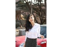 美女老師穿著套裝秀出美腿上課，網友們直呼：這要怎麼專心啦？（圖／翻攝自臉書和IG）