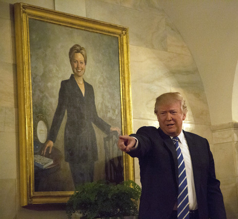 川普接待白宮遊客，背景是希拉蕊畫像。（圖／CFP）