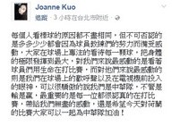 球員在這次比賽中，冒著會受傷的危險徒手接球，她不捨說：「沒有人希望輸球，真的，沒有人。」