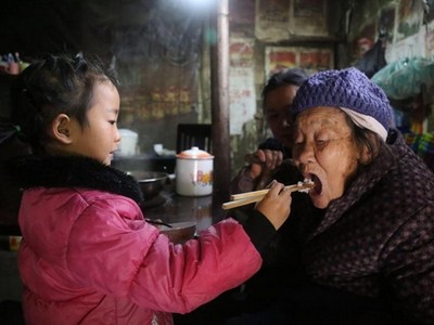 媽媽拋棄全家爸爸又入獄..5歲小女孩日夜照顧祖母曾祖母