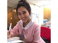被網友封為「最辣護理師」的22歲護理師Carina Linn，她po文表示自己已經離開敏盛醫院了。（圖／翻攝自IG）