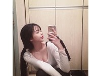 這名嘟嘴辣妹不僅擁有「真人版娜美」的身材，但她分享的一張性感床照，卻讓男網友崩潰了。（圖／翻攝自IG）