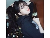 這名嘟嘴辣妹不僅擁有「真人版娜美」的身材，但她分享的一張性感床照，卻讓男網友崩潰了。（圖／翻攝自IG）