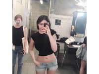 這名嘟嘴辣妹不僅擁有「真人版娜美」的身材，但她分享的一張性感床照，卻讓男網友崩潰了。（圖／翻攝自IG）