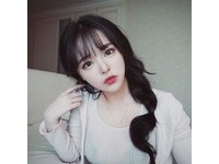 這名嘟嘴辣妹不僅擁有「真人版娜美」的身材，但她分享的一張性感床照，卻讓男網友崩潰了。（圖／翻攝自IG）