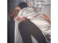 這名嘟嘴辣妹不僅擁有「真人版娜美」的身材，但她分享的一張性感床照，卻讓男網友崩潰了。（圖／翻攝自IG）