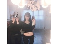 這名嘟嘴辣妹不僅擁有「真人版娜美」的身材，但她分享的一張性感床照，卻讓男網友崩潰了。（圖／翻攝自IG）