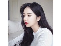 這名嘟嘴辣妹不僅擁有「真人版娜美」的身材，但她分享的一張性感床照，卻讓男網友崩潰了。（圖／翻攝自IG）
