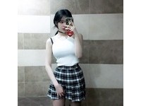 這名嘟嘴辣妹不僅擁有「真人版娜美」的身材，但她分享的一張性感床照，卻讓男網友崩潰了。（圖／翻攝自IG）