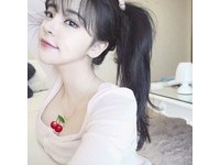 這名嘟嘴辣妹不僅擁有「真人版娜美」的身材，但她分享的一張性感床照，卻讓男網友崩潰了。（圖／翻攝自IG）