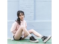 這名嘟嘴辣妹不僅擁有「真人版娜美」的身材，但她分享的一張性感床照，卻讓男網友崩潰了。（圖／翻攝自IG）