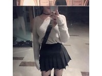 這名嘟嘴辣妹不僅擁有「真人版娜美」的身材，但她分享的一張性感床照，卻讓男網友崩潰了。（圖／翻攝自IG）