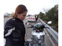 ▲新加坡「重機女神」環島遇警GG　機車族戰翻：國際笑話（圖／翻攝自Vaune Phan臉書）
