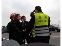 因為不熟悉台灣法規，意外騎上國道三號被警察攔下開單。