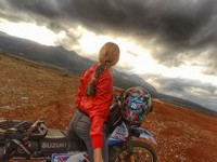 她說，因為騎車邊聽音樂，所以起初沒注意到有國道警察在後頭追逐，直到車輛相當接近才發現。