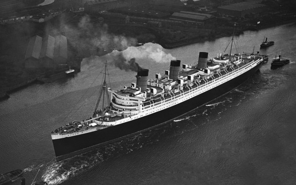 豪華郵輪皇后瑪麗號（RMS Queen Mary）長期停靠在加州長堤（Long Beach），鬧鬼傳聞不斷。（圖／美聯社）