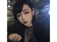 ▲凶狠雪乳攻佔螢幕！女大生LOL戰隊「F奶壓死你」害網友暴動（圖／翻攝自謝安生臉書、IG）