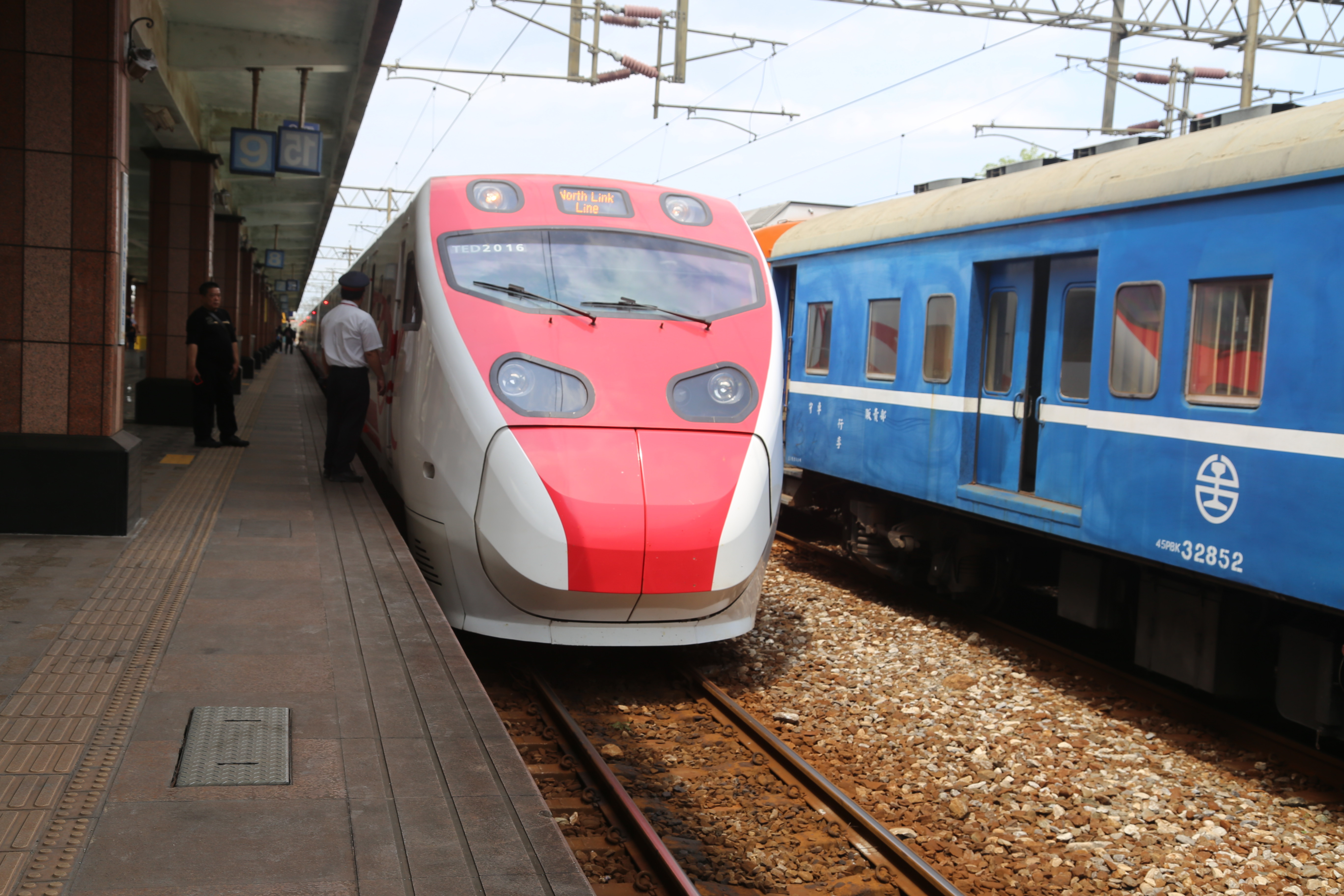 台鐵局配合花東原住民族春假返鄉，提供指定車次自強號加掛車廂。（圖／記者王兆麟攝）