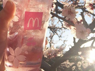 日本麥當勞才有！超夢幻「櫻花氣泡飲」粉嫩嫩好想親一口