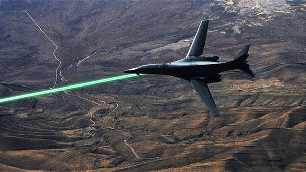 美軍擬在戰機上加裝「雷射砲台」。(圖／取自Gizmodo)