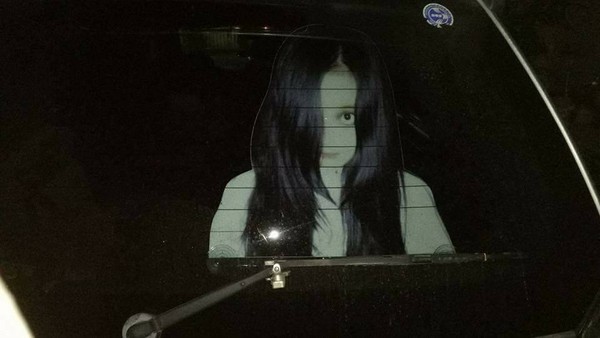 有民眾日前停車時看見前方車輛的後面擋風玻璃，竟然有「女鬼玻璃貼」，當場嚇到飆罵髒話差點要去收驚。（圖／翻攝自爆料公社臉書粉絲團）