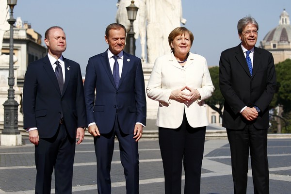 27國歐盟國領袖排排站，紀念歐盟成立60周年。（圖／路透社）