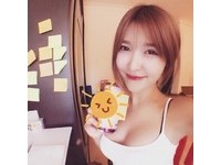 這名大馬正妹「Tong Lee Yann」是一名老闆娘，但她賣的東西是情趣用品。（圖／翻攝自IG）